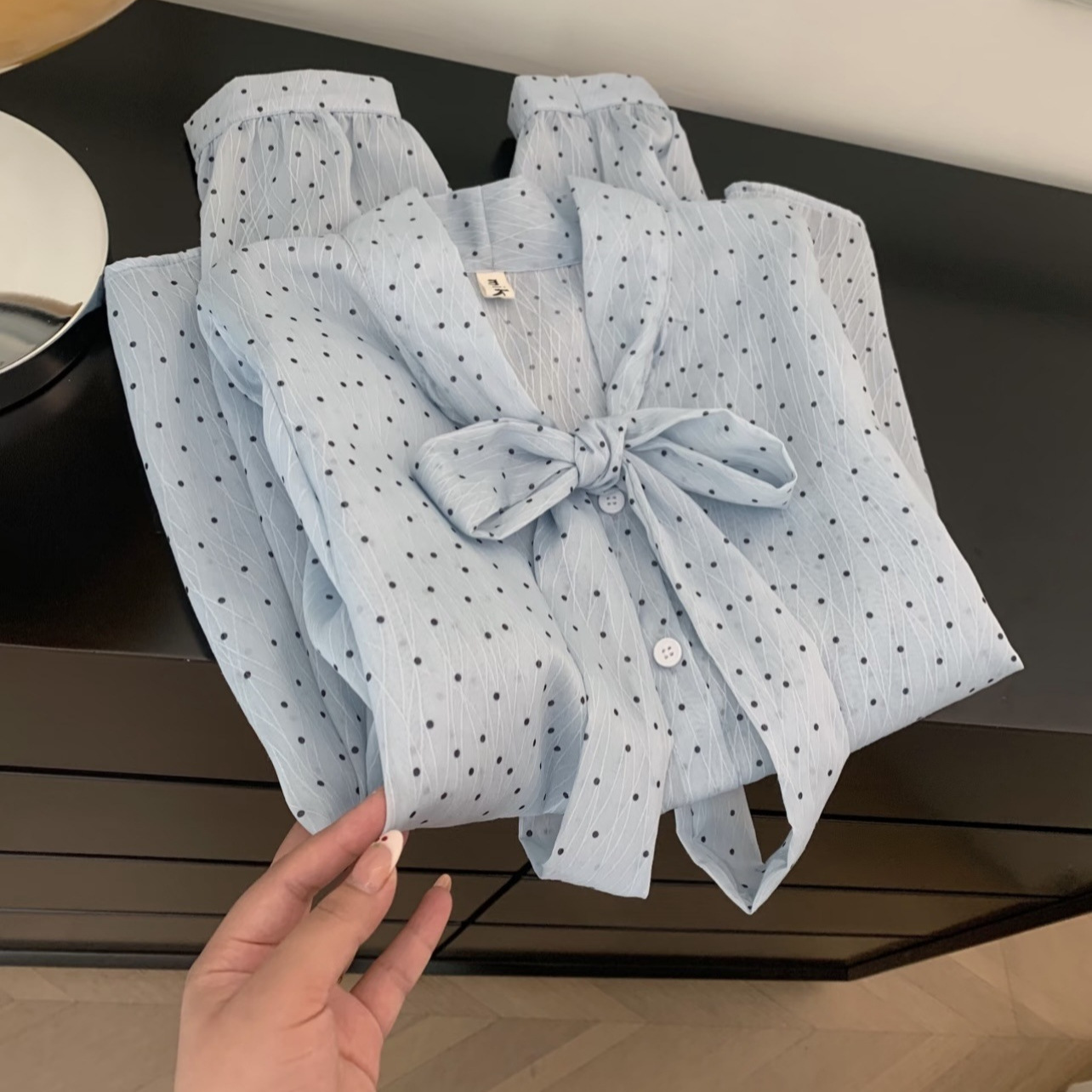 Light Blue Tiny Black Polka Do - Puff Sleeve Blouse recension och pris
