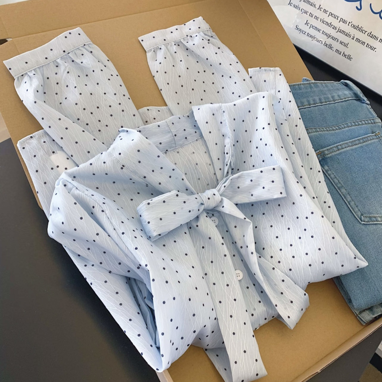 Light Blue Tiny Black Polka Do - Puff Sleeve Blouse recension och pris