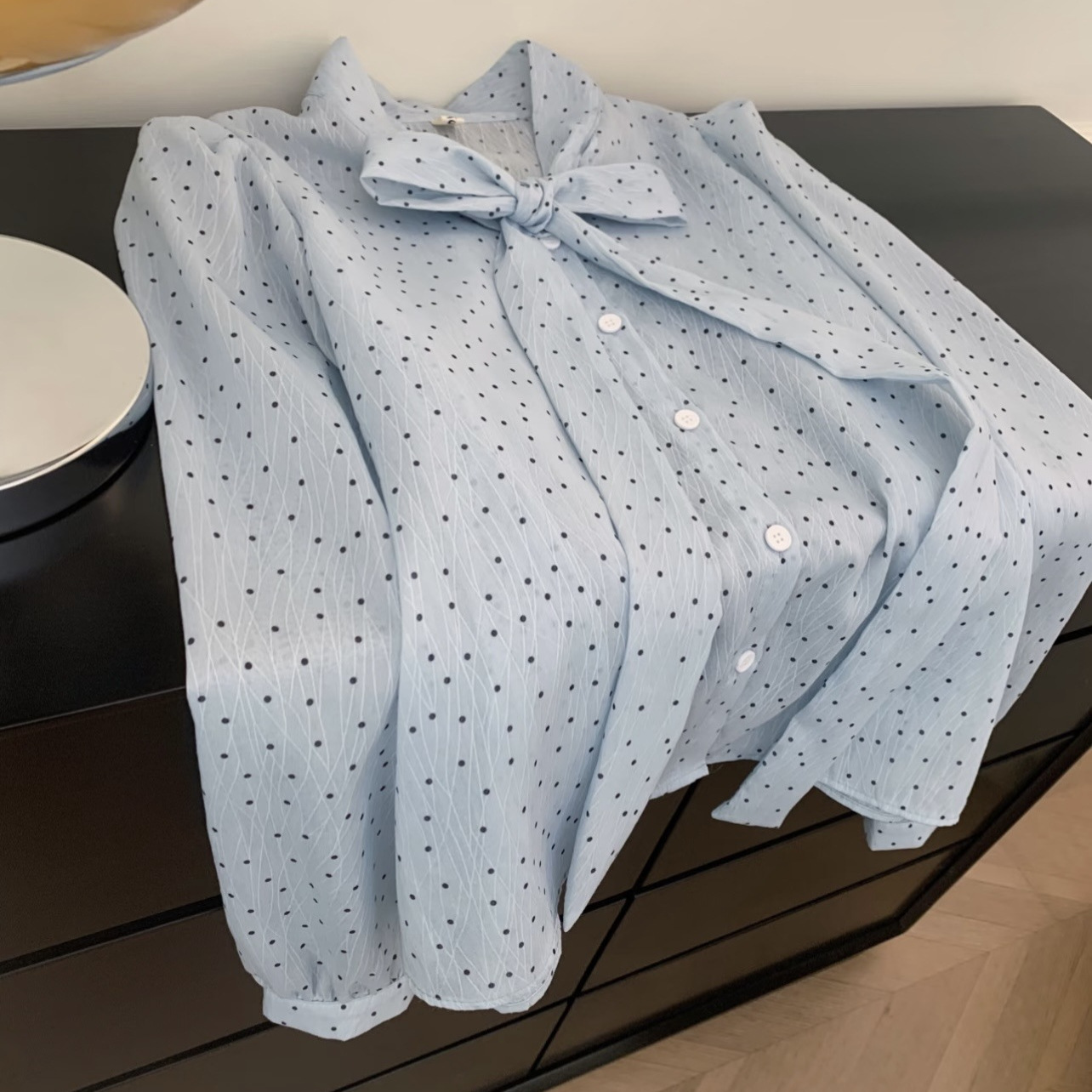 Light Blue Tiny Black Polka Do - Puff Sleeve Blouse recension och pris